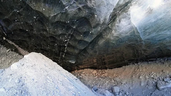 Grotta di ghiaccio tra le montagne innevate. Ghiacciaio Tuyuk-Su — Foto Stock