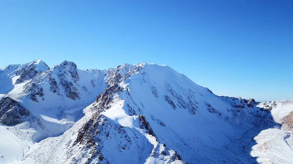 雪に覆われた高い岩。Tuyuk蘇氷河 — ストック写真