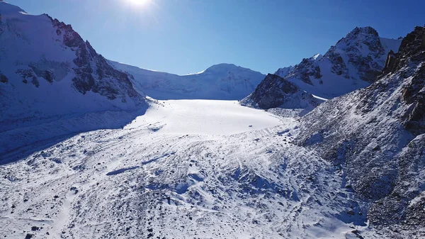 被雪覆盖的高岩石。吐云苏冰川 — 图库照片