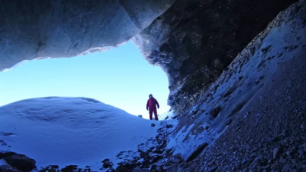 Il tizio esplora la grotta di ghiaccio. Un posto pericoloso. — Foto Stock