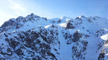 Karla kaplı dev kayalar. Tehlikeli bir arazi..