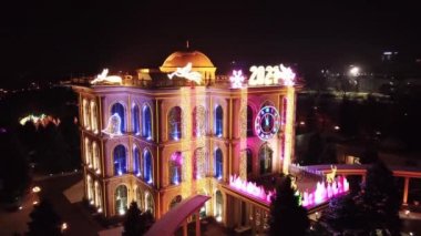 Şehir Noel ve Yeni Yıl için dekore edilmiştir..