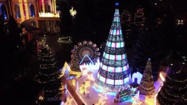 Şehir Noel ve Yeni Yıl için dekore edilmiştir..