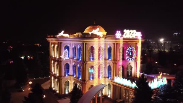 La ciudad está decorada para Navidad y Año Nuevo. — Vídeos de Stock