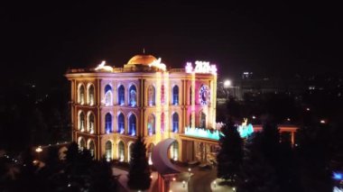 Şehir Noel ve Yeni Yıl için dekore edilmiştir..