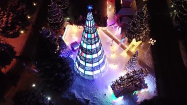 Şehir Noel ve Yeni Yıl için dekore edilmiştir..