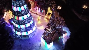 Şehir Noel ve Yeni Yıl için dekore edilmiştir..