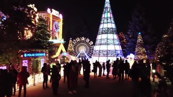 La città è decorata per Natale e Capodanno. — Video Stock