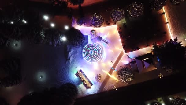 La città è decorata per Natale e Capodanno. — Video Stock