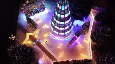 Şehir Noel ve Yeni Yıl için dekore edilmiştir..