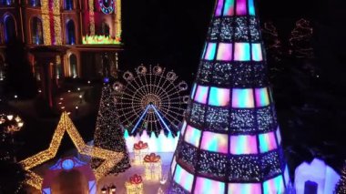 Şehir Noel ve Yeni Yıl için dekore edilmiştir..