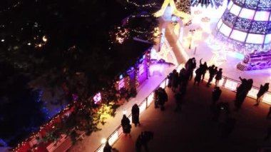 Şehir Noel ve Yeni Yıl için dekore edilmiştir..