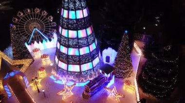 Şehir Noel ve Yeni Yıl için dekore edilmiştir..