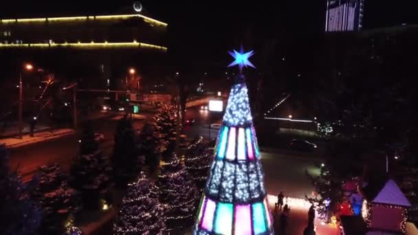 La città è decorata per Natale e Capodanno. — Video Stock