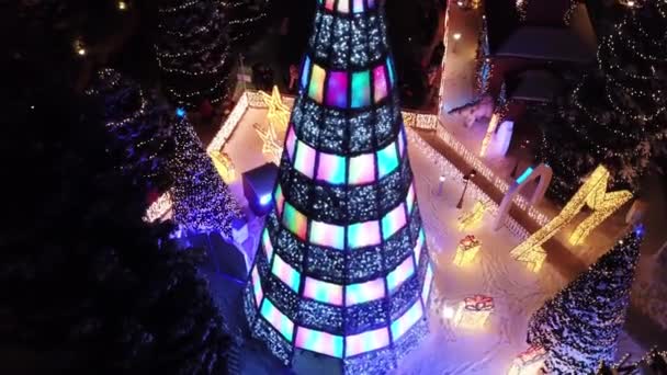 La ciudad está decorada para Navidad y Año Nuevo. — Vídeo de stock