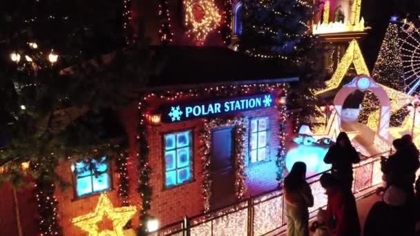 La ciudad está decorada para Navidad y Año Nuevo. — Vídeos de Stock