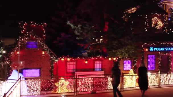 La città è decorata per Natale e Capodanno. — Video Stock