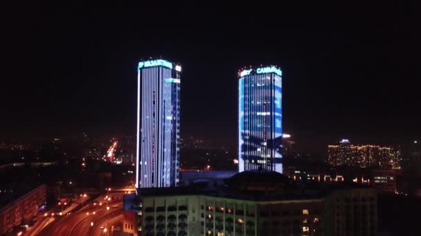 Két egyforma épület neonfényekkel.. — Stock videók