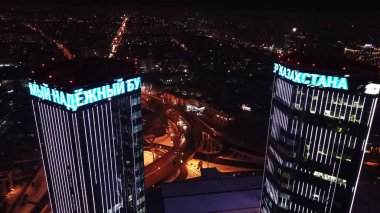 Birbirine tıpatıp benzeyen iki uzun bina..