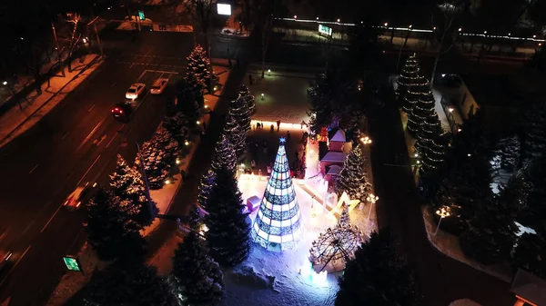 A cidade é decorada para o Natal e Ano Novo. — Fotografia de Stock