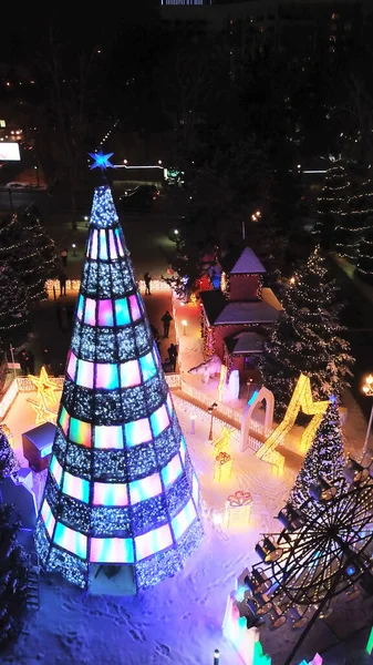 La ville est décorée pour Noël et le Nouvel An. — Photo