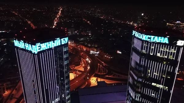 Birbirine tıpatıp benzeyen iki uzun bina..