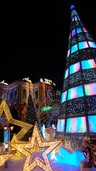 A cidade é decorada para o Natal e Ano Novo. — Fotografia de Stock