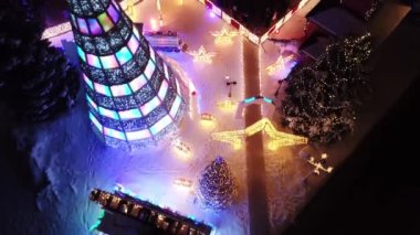 Şehir Noel ve Yeni Yıl için dekore edilmiştir..