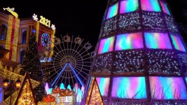 Şehir Noel ve Yeni Yıl için dekore edilmiştir..