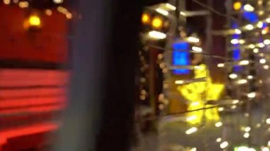 Şehir Noel ve Yeni Yıl için dekore edilmiştir..
