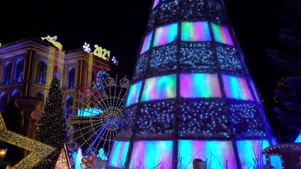 La ciudad está decorada para Navidad y Año Nuevo. — Vídeos de Stock