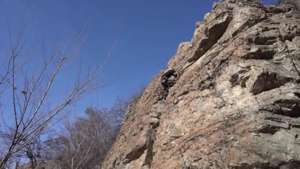 Formazione di arrampicata su roccia e assicurazione partner. — Video Stock
