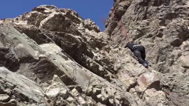 Formazione di arrampicata su roccia e assicurazione partner. — Video Stock