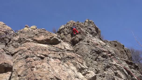 Entrenamiento en escalada y seguro de pareja. — Vídeo de stock