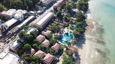 Yeşil Chang adasının sahilinde temiz su