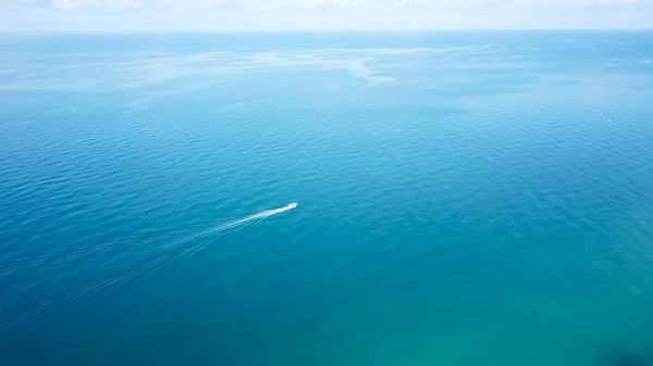 Le bateau navigue rapidement sur la mer turquoise. — Photo