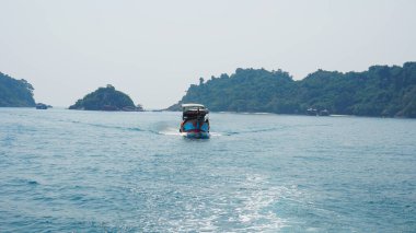 Sürat teknesi hızla yelken açar arkasında dalgalar yaratır