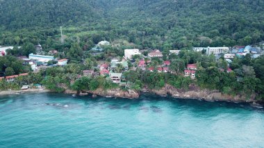 Chang adasında şafak vakti. Turkuaz berrak su