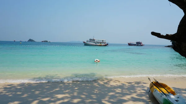 Turkos vatten, ren strand och tropikerna. Slappna av. — Stockfoto