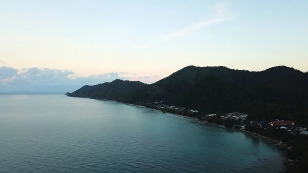 Aube sur l'île de Chang. Eau claire turquoise — Photo