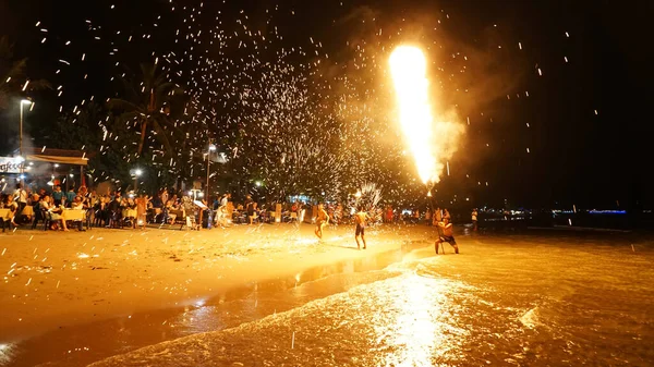 Tayland 'daki Chang Adası' nda yangın gösterisi..