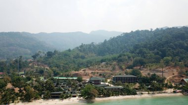 Koh Chang adasının üzerinde sis var. Yeşil tepeler.