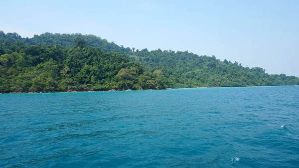 Travel by sea in Thailand by ship. Green Islands — Stock Photo, Image