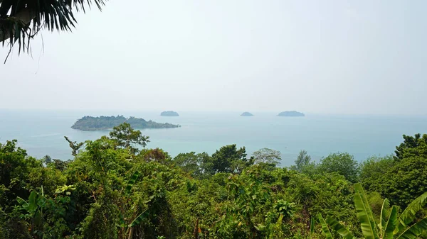 Eine Aussichtsplattform mit Blick auf das Meer und die Inseln — Stockfoto