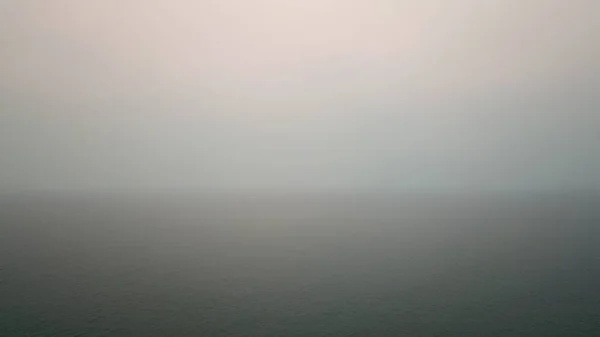 Море Океании окутано дымом из-за пожара. — стоковое фото