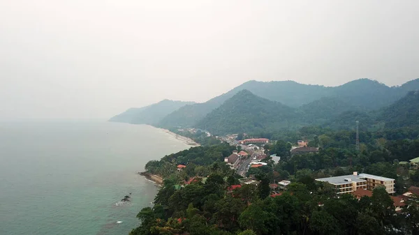 Koh Chang adasının üzerinde sis var. Yeşil tepeler.