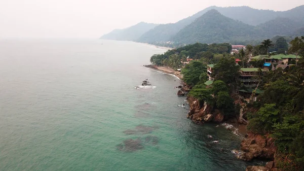 Smog nad wyspą Koh Chang. Zielone wzgórza. — Zdjęcie stockowe