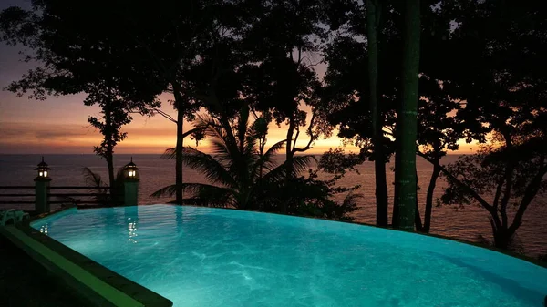 Ongelooflijk uitzicht op het zwembad en zonsondergang. — Stockfoto