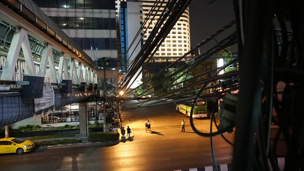 Нічна вулиця Бангкоку. Перетин і провід. — стокове фото