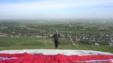 Yamaç paraşütünün başlangıcı. Paraglider kanadı yükseliyor